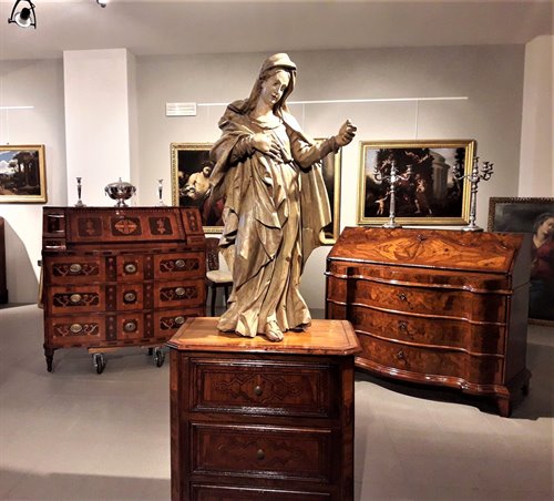 « La Vierge » Sculpture en bois laqué imitant le marbre.